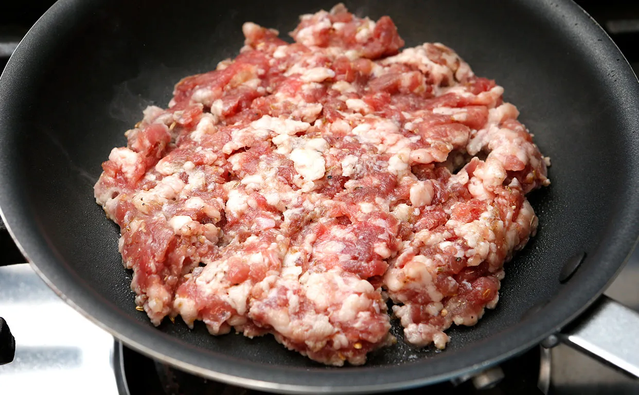 豚挽肉とサフランのトマトラグーソース作り5