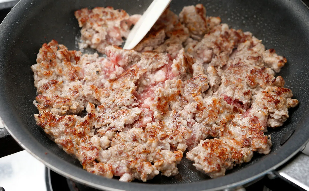 豚挽肉とサフランのトマトラグーソース作り6