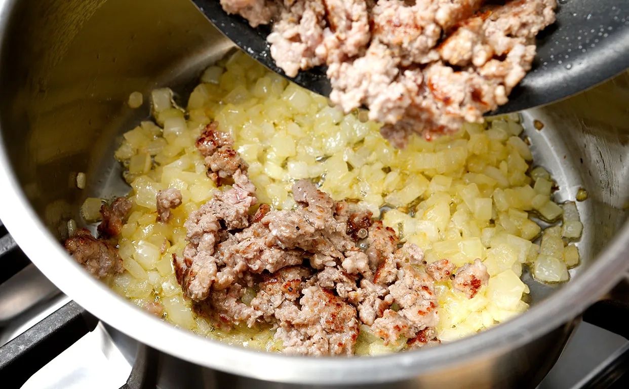 豚挽肉とサフランのトマトラグーソース作り7