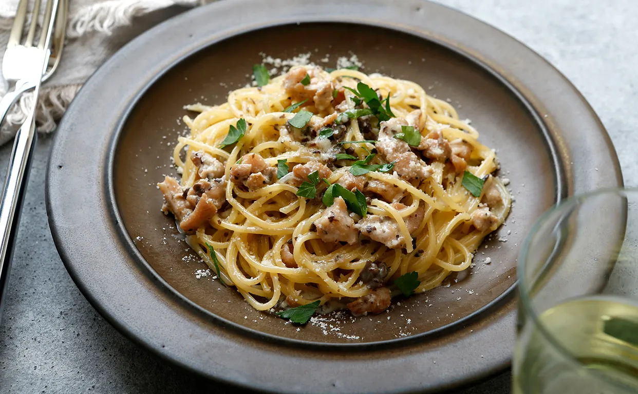 キノコのラグーと鶏肉のクリームソース