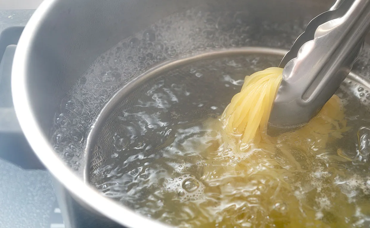 パスタ麺（フェデリーニ）を茹でます