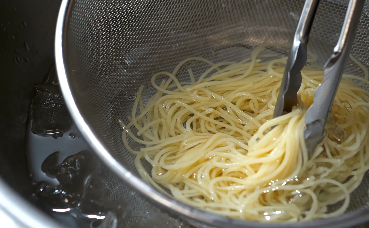 茹でた麺を氷水でしっかりと冷やします