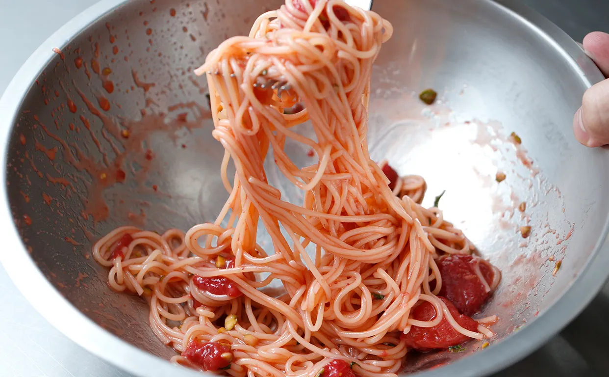 自然解凍したソースを麺と和えます